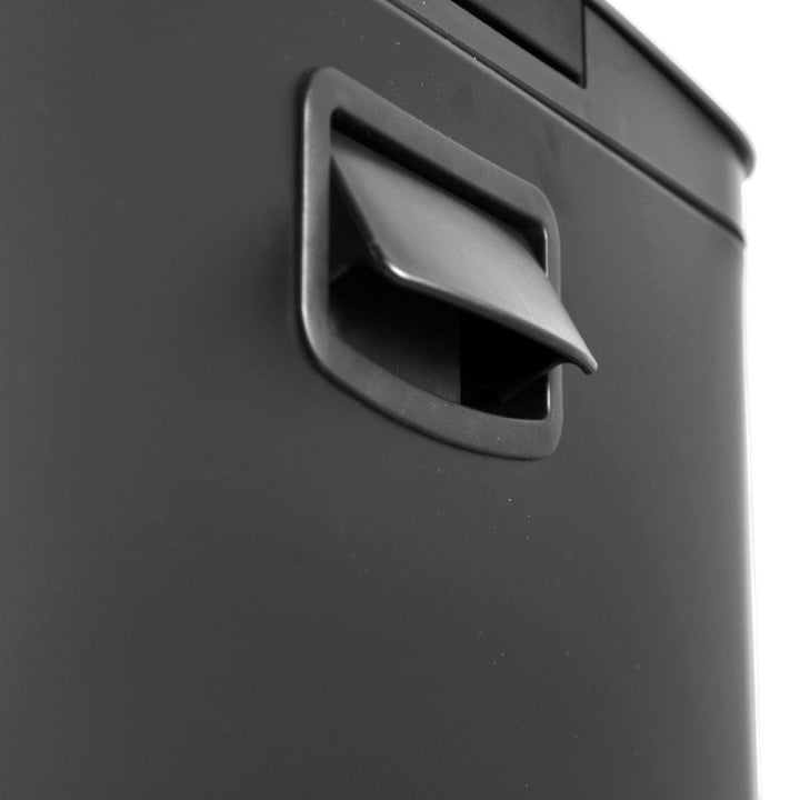 Λεπτομέρεια πλαϊνής λαβής σε ανοξείδωτο κάδο απορριμμάτων, ενσωματωμένη διακριτικά στο σώμα του κάδου.