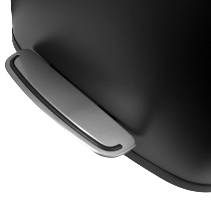 Λεπτομέρεια ποδομοχλού σε ανοξείδωτο κάδο απορριμμάτων, σχεδιασμένου για άνετο άνοιγμα με το πόδι.