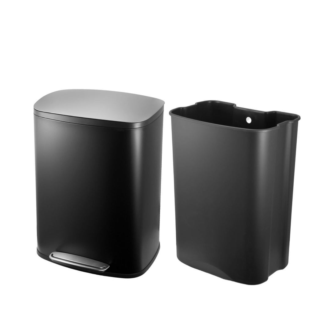 Ανοξείδωτος κάδος απορριμμάτων με αποσπώμενο εσωτερικό πλαστικό κάδο, παρουσιασμένος σε καθαρό λευκό φόντο.