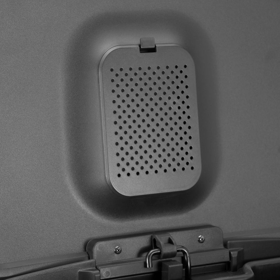 Εσωτερικό καπάκι ανοξείδωτου κάδου απορριμμάτων με διάτρητο φίλτρο οσμών και μηχανισμό soft close.