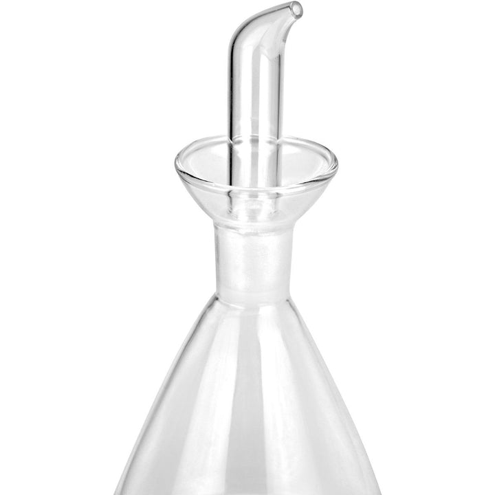 Κοντινή λήψη σε διαφανής γυάλινη κανάτα λαδιού με κομψό ρύγχος, σε λευκό φόντο, ιδανική για σερβίρισμα και καθημερινή χρήση.