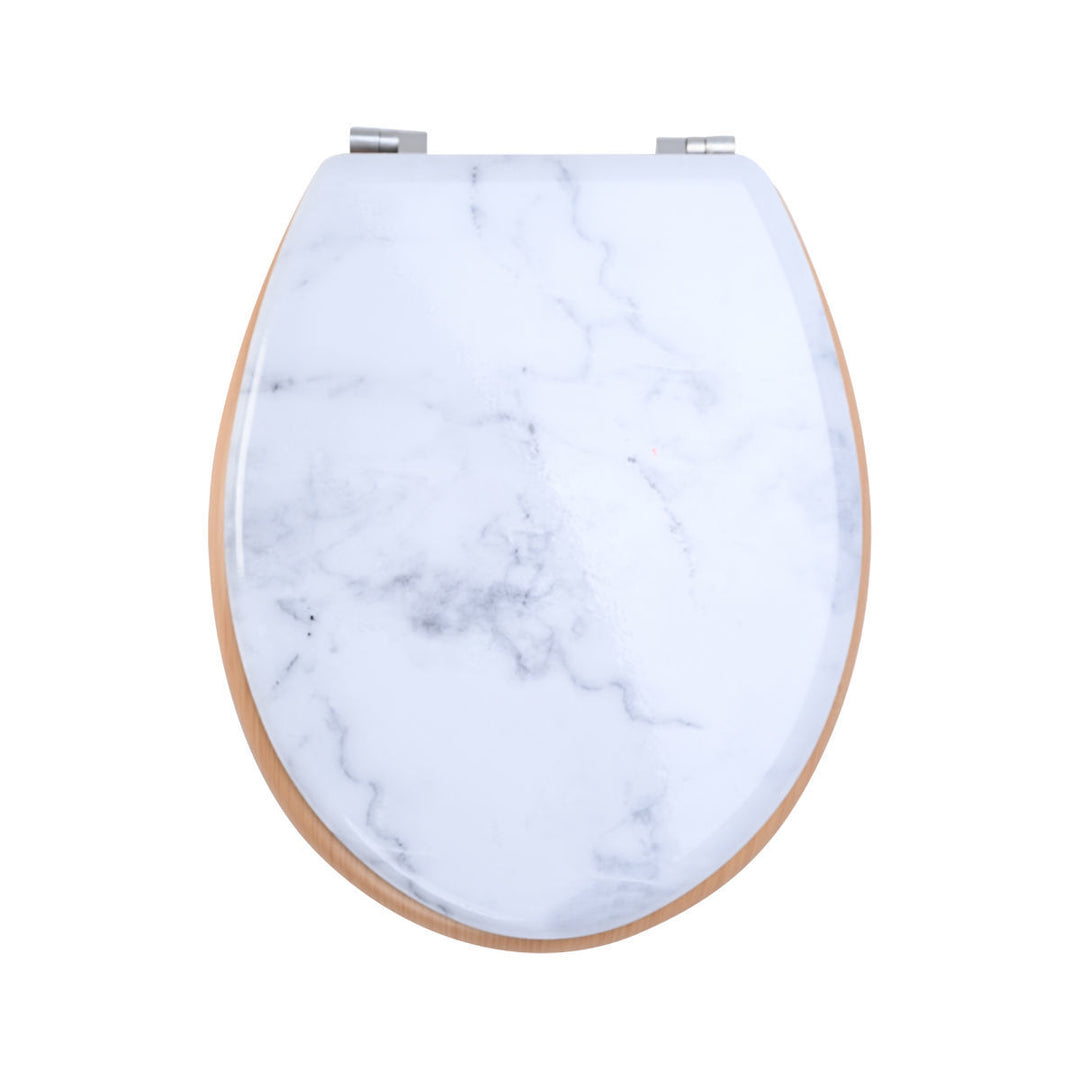 Καπάκι λεκάνης με marble επιφάνεια σε λευκούς τόνους και λεπτομέρειες ξύλου σε minimal φόντο.