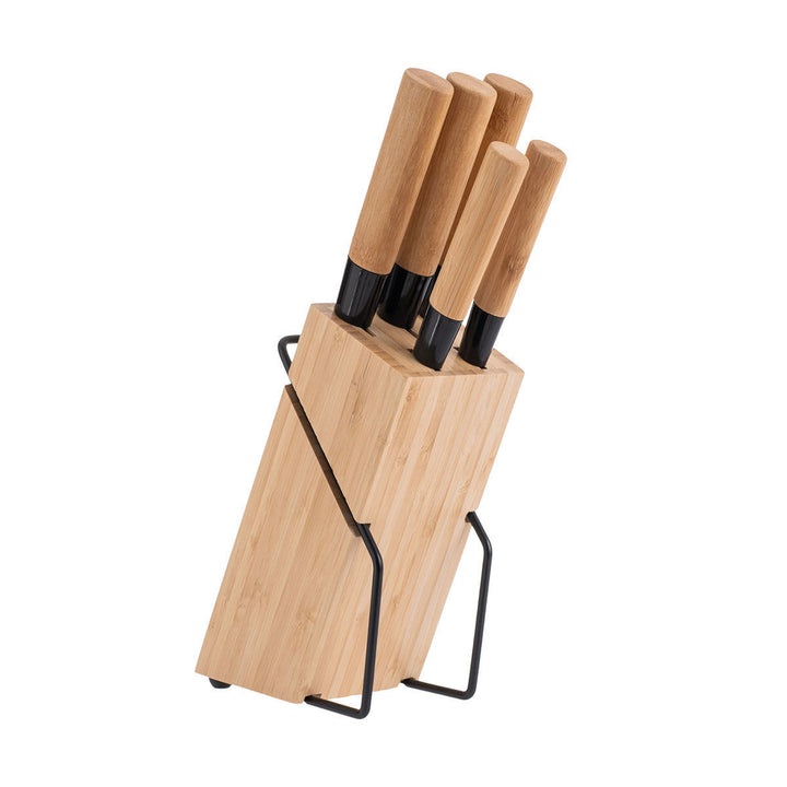 Ξύλινη βάση μαχαιριών από bamboo με μεταλλική βάση στήριξης, που περιλαμβάνει σετ πέντε μαχαιριών κουζίνας με φυσικές ξύλινες λαβές, σε λευκό φόντο.