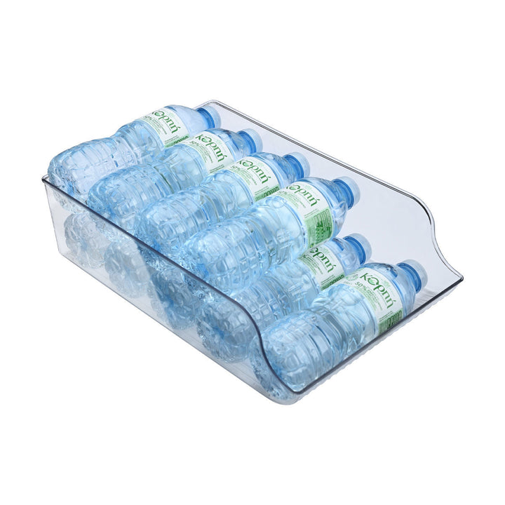 Πλαστικό κουτί ψυγείου Estia γεμάτο με μικρά μπουκάλια νερού σε διάταξη δύο σειρών.