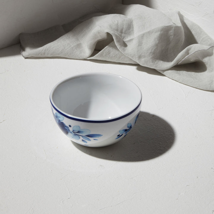 Μπολ για ντιπ Estia σε λευκή απόχρωση με μπλε λουλουδάτο μοτίβο, τοποθετημένο σε φωτεινό φόντο με υφασμάτινες λεπτομέρειες και διακοσμητικά στοιχεία.