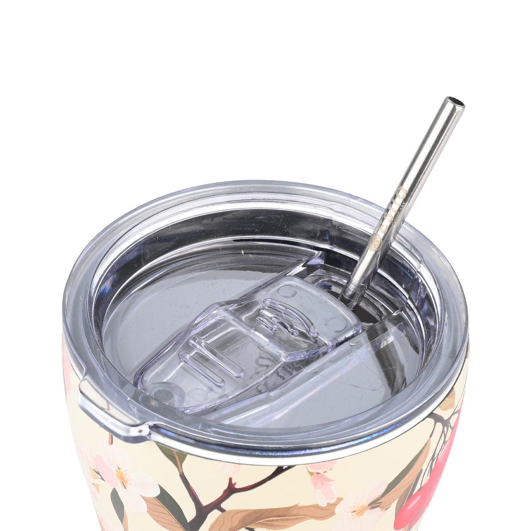 Πάνω όψη του coffee mug Sakura Whisper με διάφανο καπάκι και μεταλλικό καλαμάκι, σε ουδέτερο φόντο.