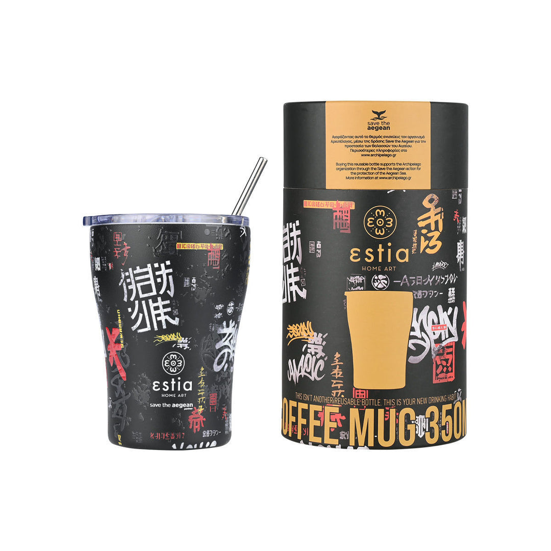 Κούπα καφέ θερμός Estia Home Art χωρητικότητας 350ml με ανοξείδωτο καλαμάκι, σε μαύρο χρώμα με πολύχρωμα σχέδια και δίπλα η αντίστοιχη κυλινδρική συσκευασία