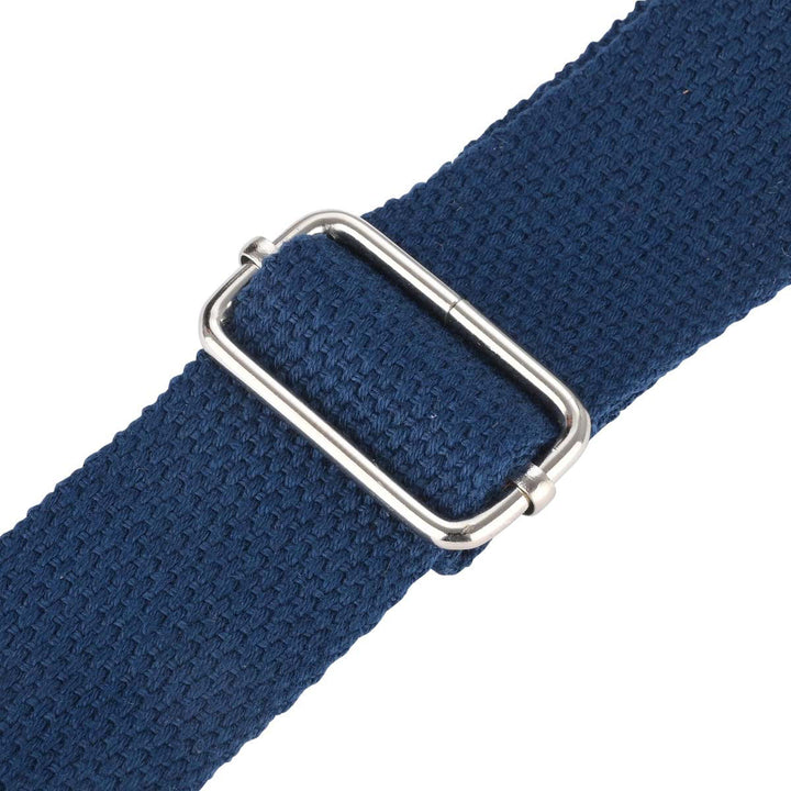 Κοντινή λήψη από λουράκι τσάντας Estia σε royal blue απόχρωση με μεταλλική αγκράφα ρύθμισης.