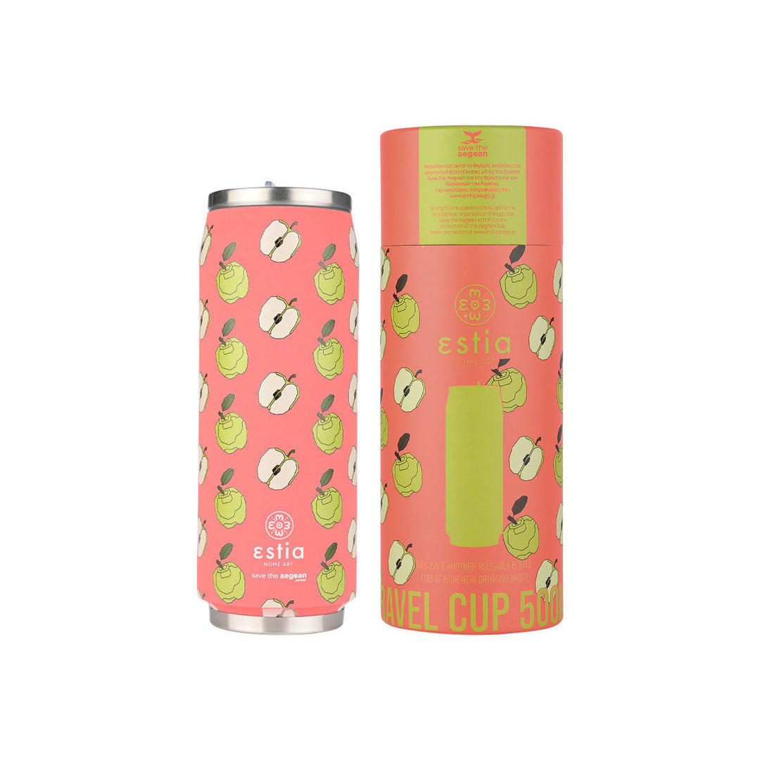 Θερμός Estia Home Art Travel Cup 500ml Apple Odyssey με κοραλί φόντο και σχέδιο πράσινα μήλα, μαζί με την ασορτί συσκευασία του.