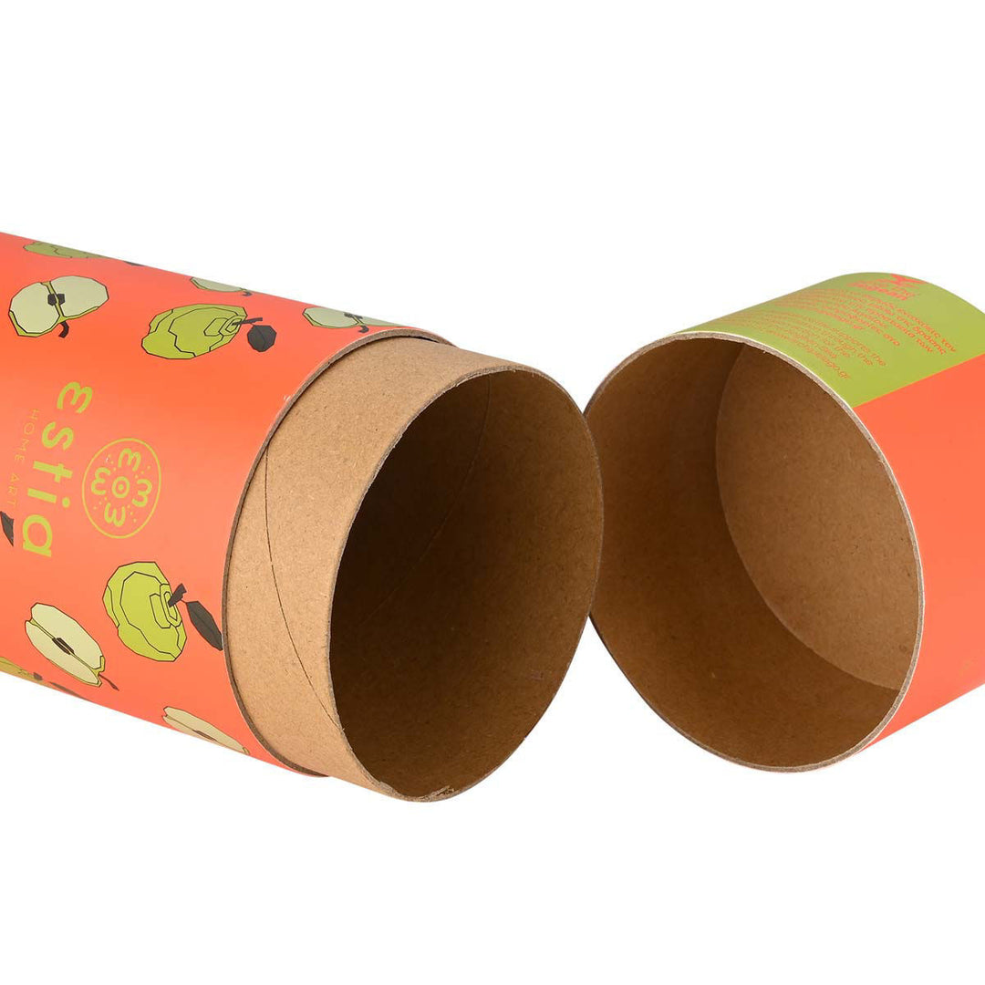 Ανοιχτή κυλινδρική συσκευασία Estia Home Art Apple Odyssey με μοτίβο πράσινων μήλων και φυσική καφέ εσωτερική επιφάνεια.