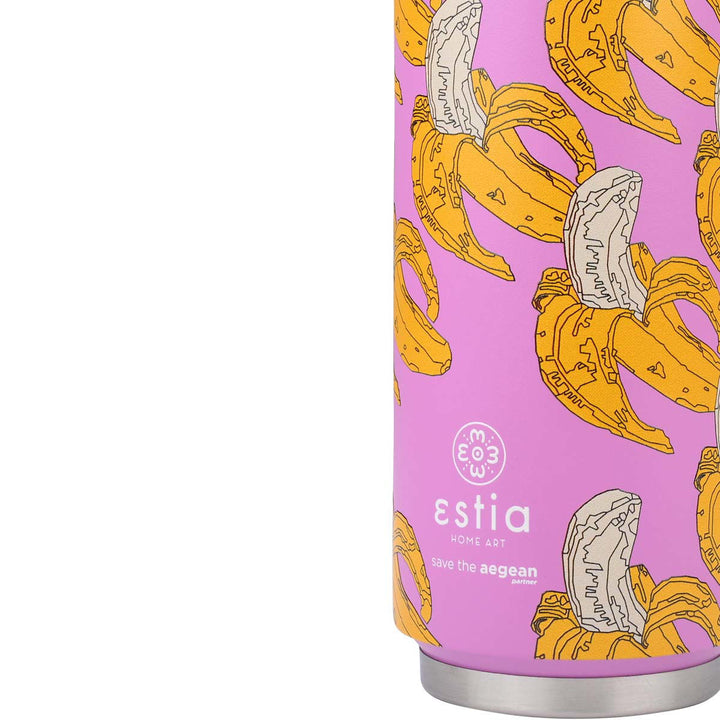 Κοντινό στο θερμός Estia Home Art Banana Swirl με έντονο ροζ φόντο και επαναλαμβανόμενο μοτίβο κίτρινων μπανανών με σκίτσο.