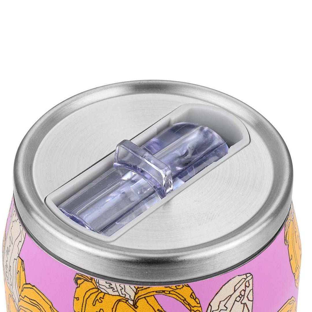 Λεπτομέρεια του καπακιού του θερμός Estia Home Art Banana Swirl με στόμιο σε κλειστή θέση, φωτογραφημένο με φυσικό φωτισμό.