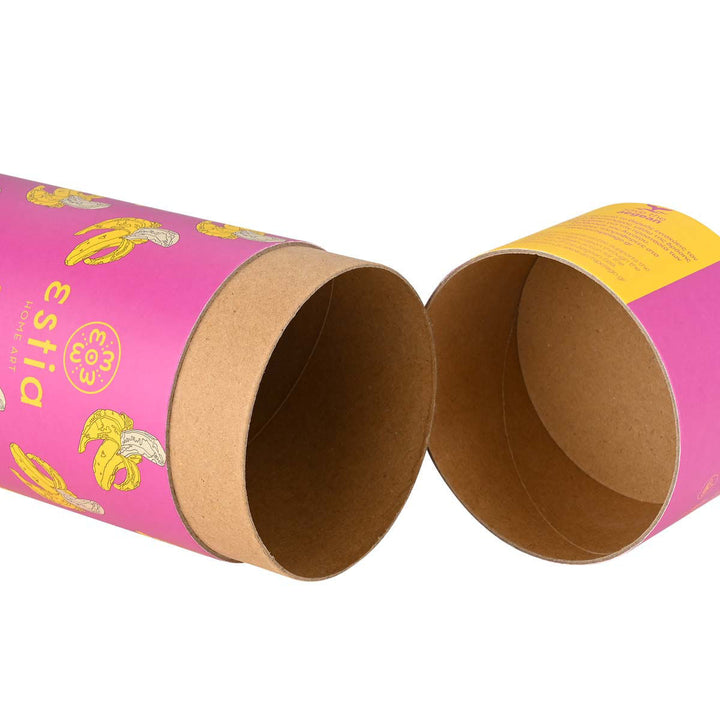 Ανοιχτή κυλινδρική συσκευασία Estia Home Art Banana Swirl από χαρτόνι, με ροζ εξωτερική επιφάνεια και μοτίβο κίτρινων μπανανών.