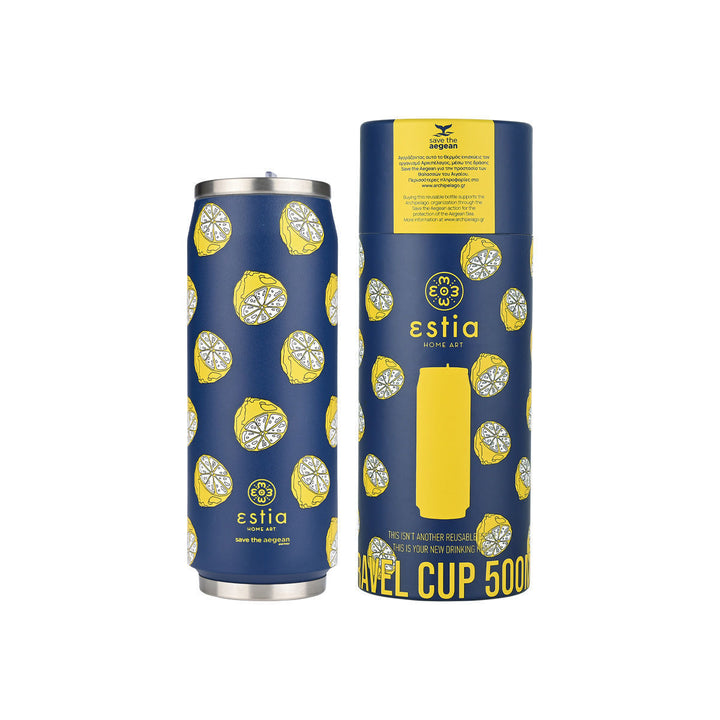 Θερμός Estia Home Art Travel Cup 500ml Citrus Infusion με μπλε φόντο και σχέδιο κίτρινα λεμόνια, μαζί με τη συσκευασία του.