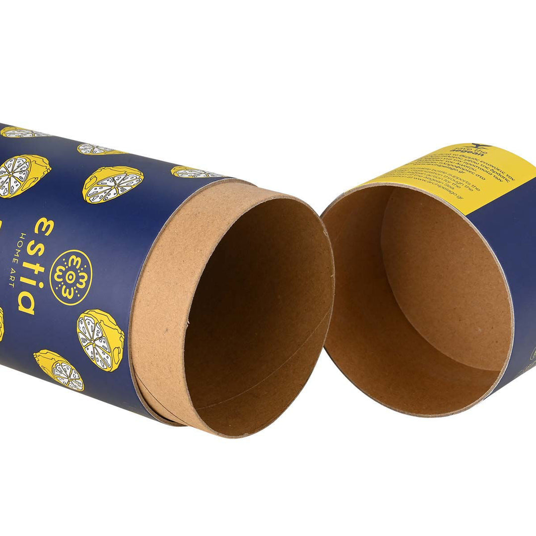 Κυλινδρική συσκευασία Estia Home Art Citrus Infusion από χαρτόνι, ανοιχτή, με μπλε φόντο και κίτρινα λεμόνια στο μοτίβο.