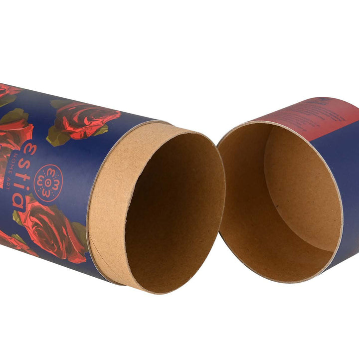 Κυλινδρική συσκευασία από χαρτόνι της Estia Home Art με σχέδιο κόκκινα τριαντάφυλλα και μπλε φόντο, φωτογραφημένη ανοιχτή.