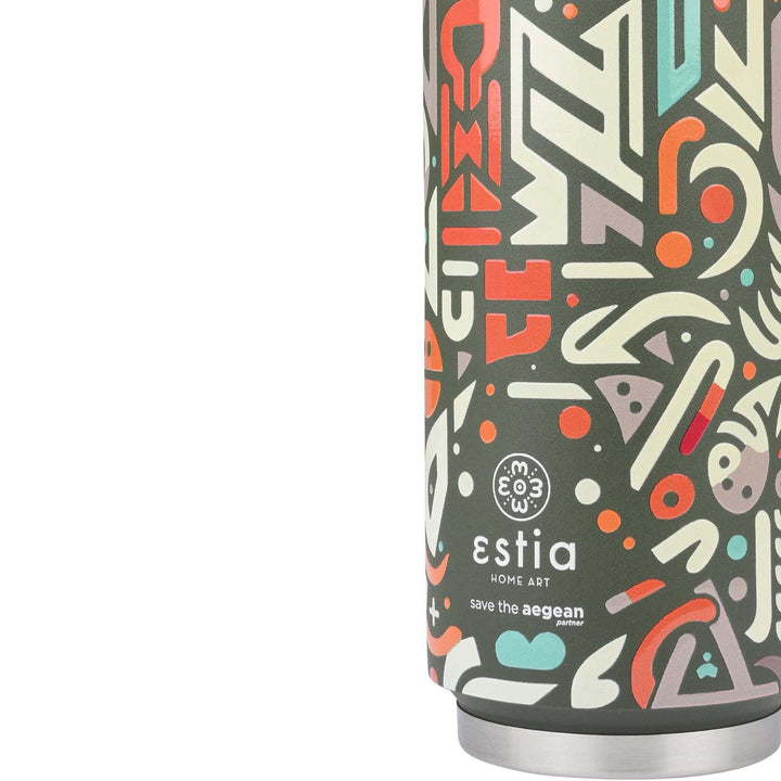 Κοντινή λήψη του θερμού ποτηριού Estia GeoVivid που αναδεικνύει το πολύχρωμο γεωμετρικό σχέδιο και το λογότυπο Save the Aegean.