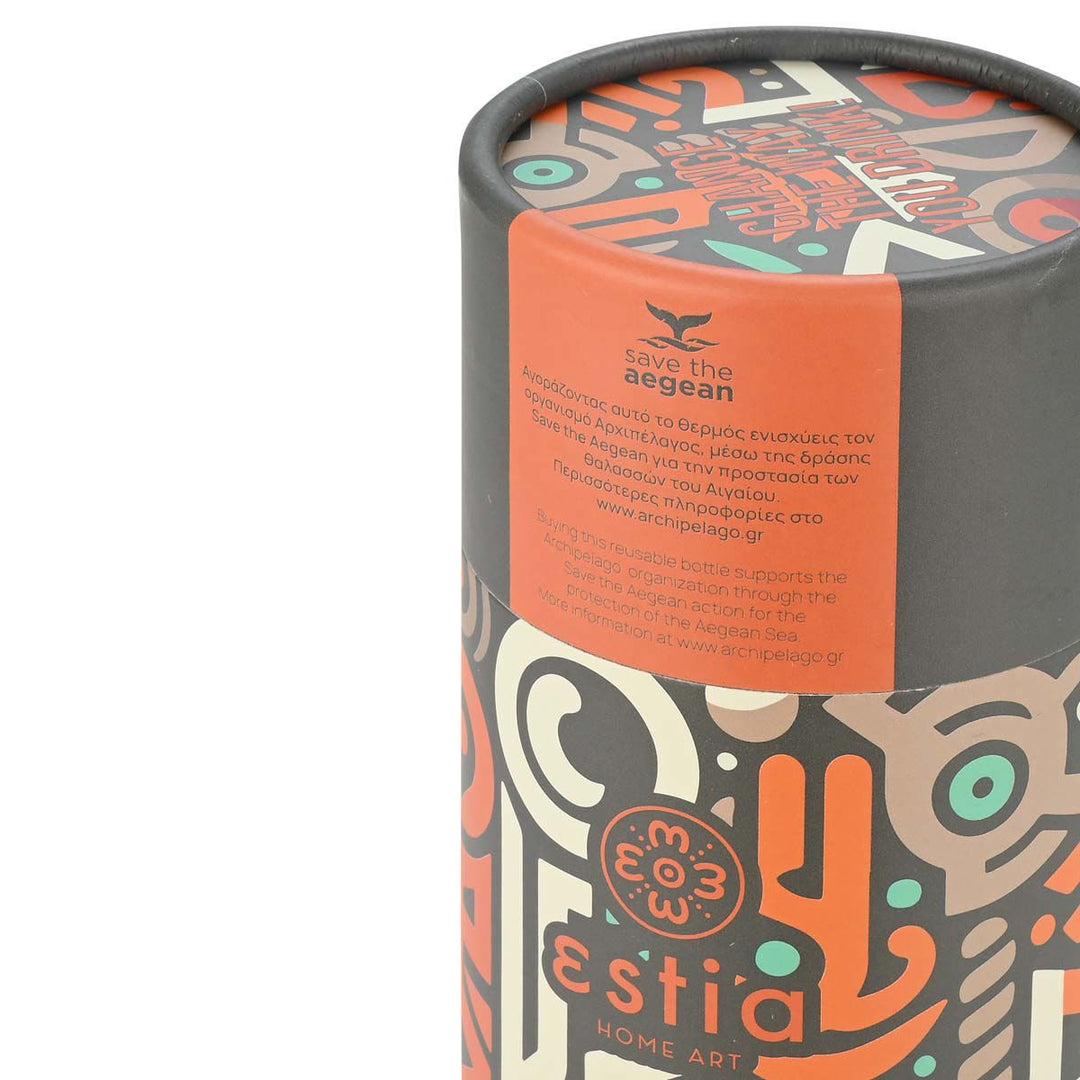 Κυλινδρική συσκευασία Estia GeoVivid με αφηρημένο σχέδιο και πορτοκαλί ετικέτα Save the Aegean στο πάνω μέρος.