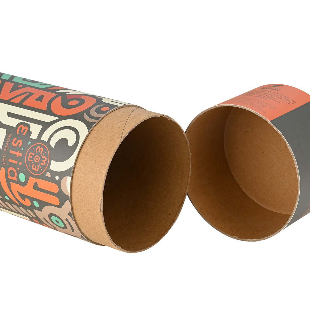 Ανοιχτή κυλινδρική συσκευασία Estia GeoVivid από χαρτόνι, με πολύχρωμο μοτίβο και φυσικό καφέ εσωτερικό.»