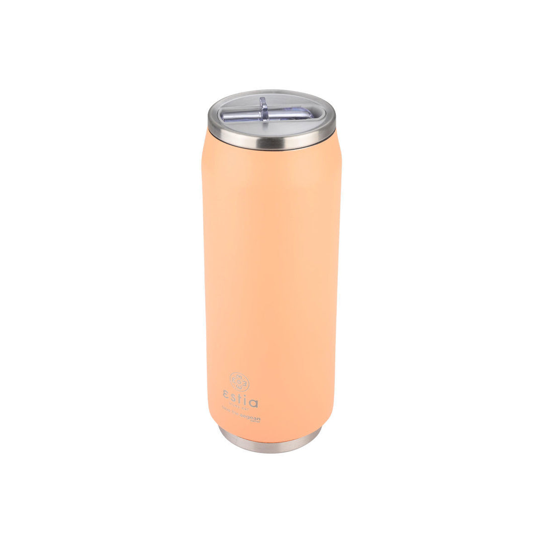 Θερμός Estia Home Art Travel Cup 500ml Peach Fuzz σε απαλή ροδακινί απόχρωση με ασημί καπάκι inox και διάφανη βαλβίδα, φωτογραφημένος σε λευκό φόντο.