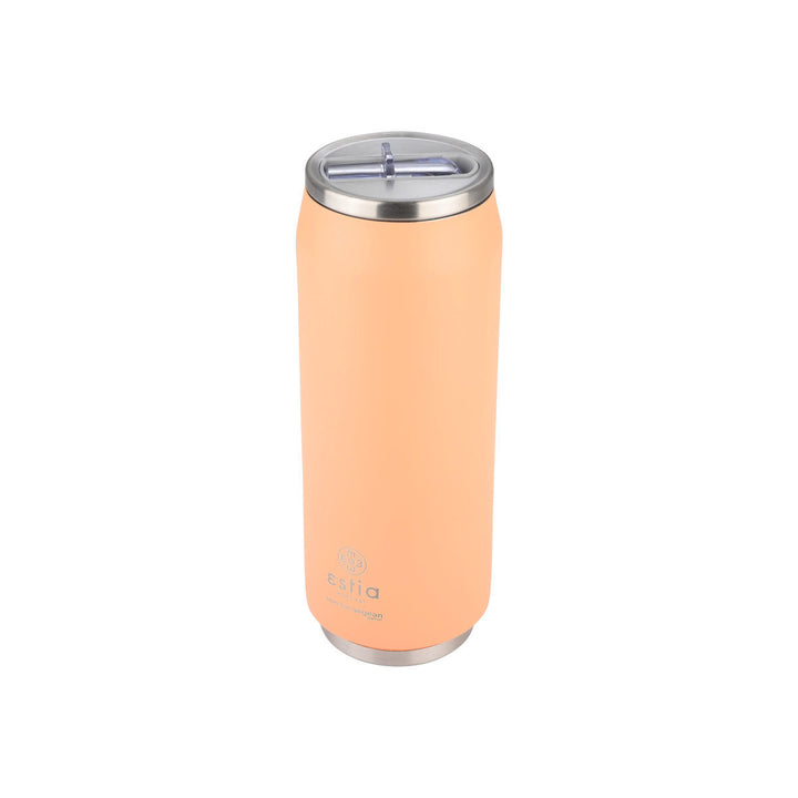 Θερμός Estia Home Art Travel Cup 500ml Peach Fuzz σε απαλή ροδακινί απόχρωση με ασημί καπάκι inox και διάφανη βαλβίδα, φωτογραφημένος σε λευκό φόντο.