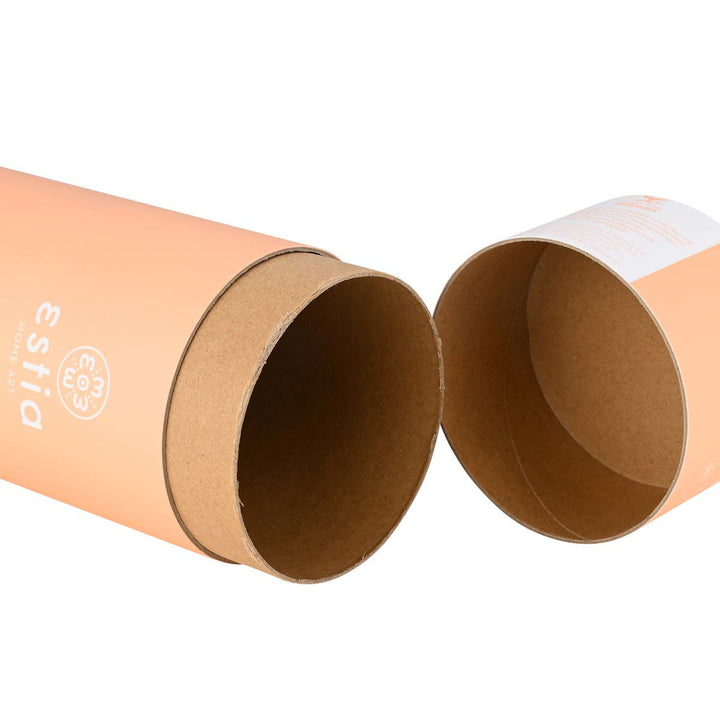 Ανοιχτή κυλινδρική συσκευασία του θερμός Estia Home Art Peach Fuzz, σε φυσικό καφέ εσωτερικό και απαλή ροδακινί εξωτερική επιφάνεια, φωτογραφημένη σε λευκό φόντο.