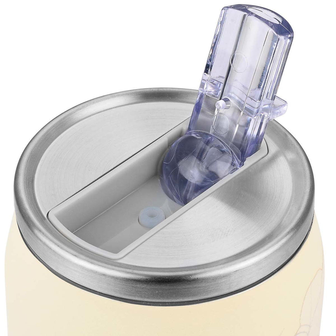 Πάνω μέρος του θερμού ποτηριού Estia Terra Serenity με ανοικτό διάφανο στόμιο και μεταλλικό τελείωμα, σε καθαρό φωτισμό.