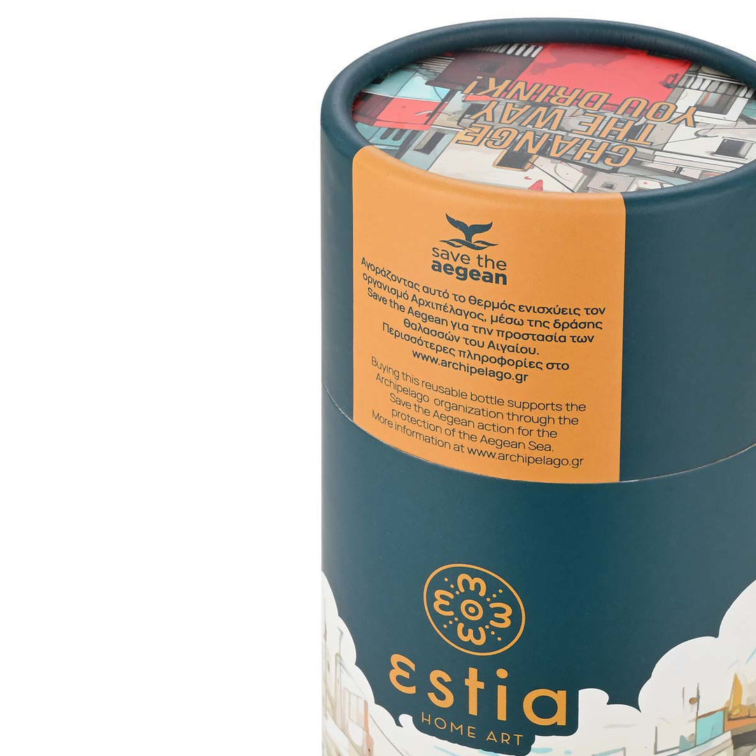 Κοντινό στη συσκευασία Estia Home Art Urban Mythos με την ένδειξη Save the Aegean σε πορτοκαλί φόντο και το λογότυπο της Estia.