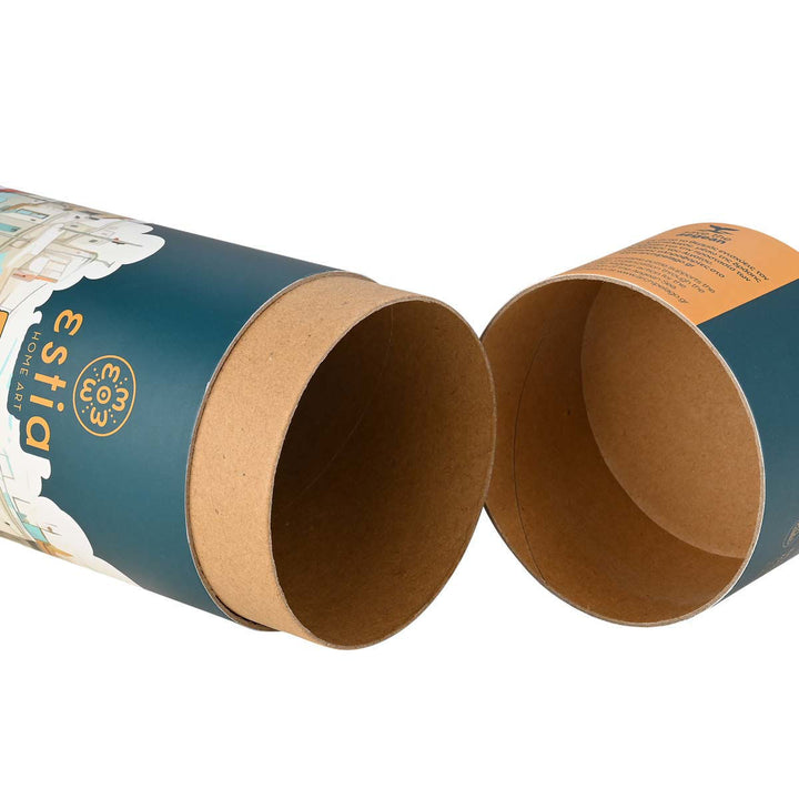 Κυλινδρική συσκευασία Estia Home Art Urban Mythos από χαρτόνι kraft με εικονογράφηση πόλης και καπάκι με φυσική υφή χαρτιού.