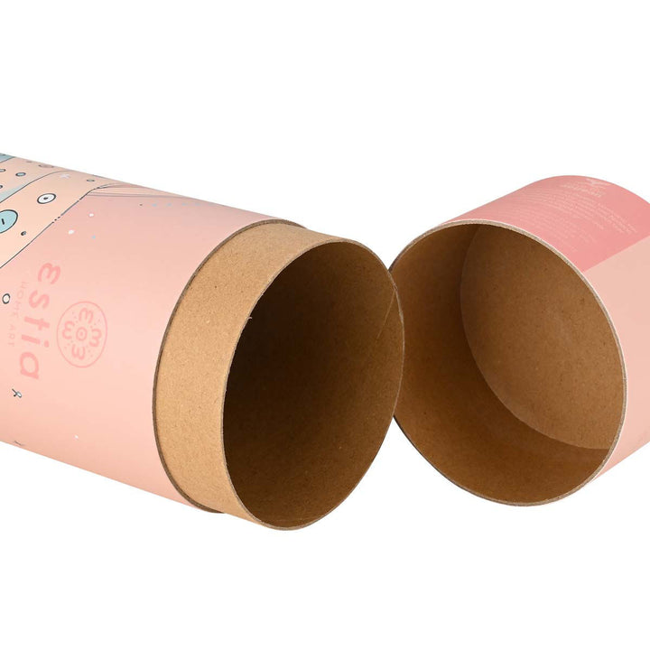 Ανοιχτή κυλινδρική συσκευασία του θερμός Estia Home Art Whimsy Wonders σε απαλό ροζ χρώμα, φωτογραφημένη σε λευκό φόντο.