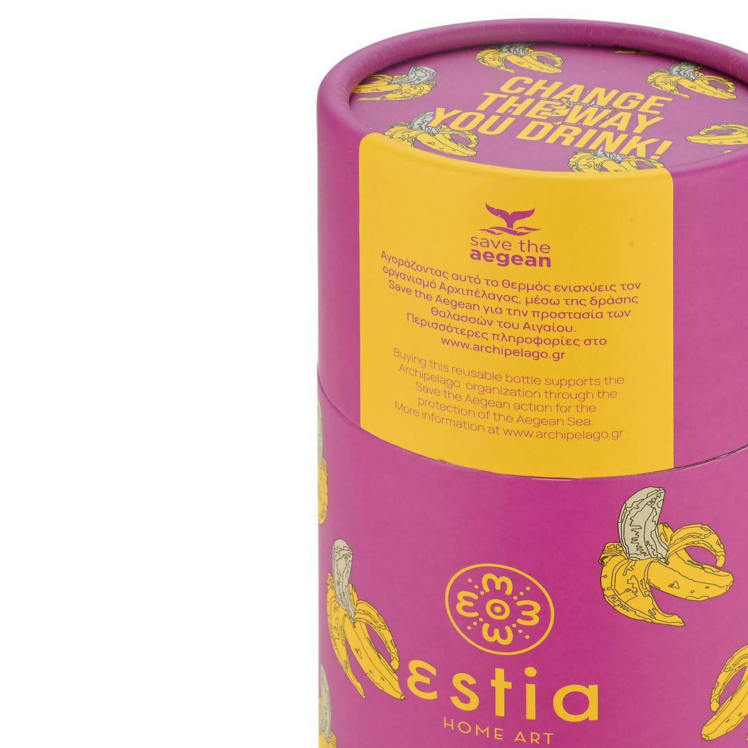 Φούξια κυλινδρική συσκευασία Estia με σχέδιο από κίτρινες μπανανές και κίτρινη ετικέτα ‘Save the Aegean’, φωτογραφημένη σε λευκό φόντο.