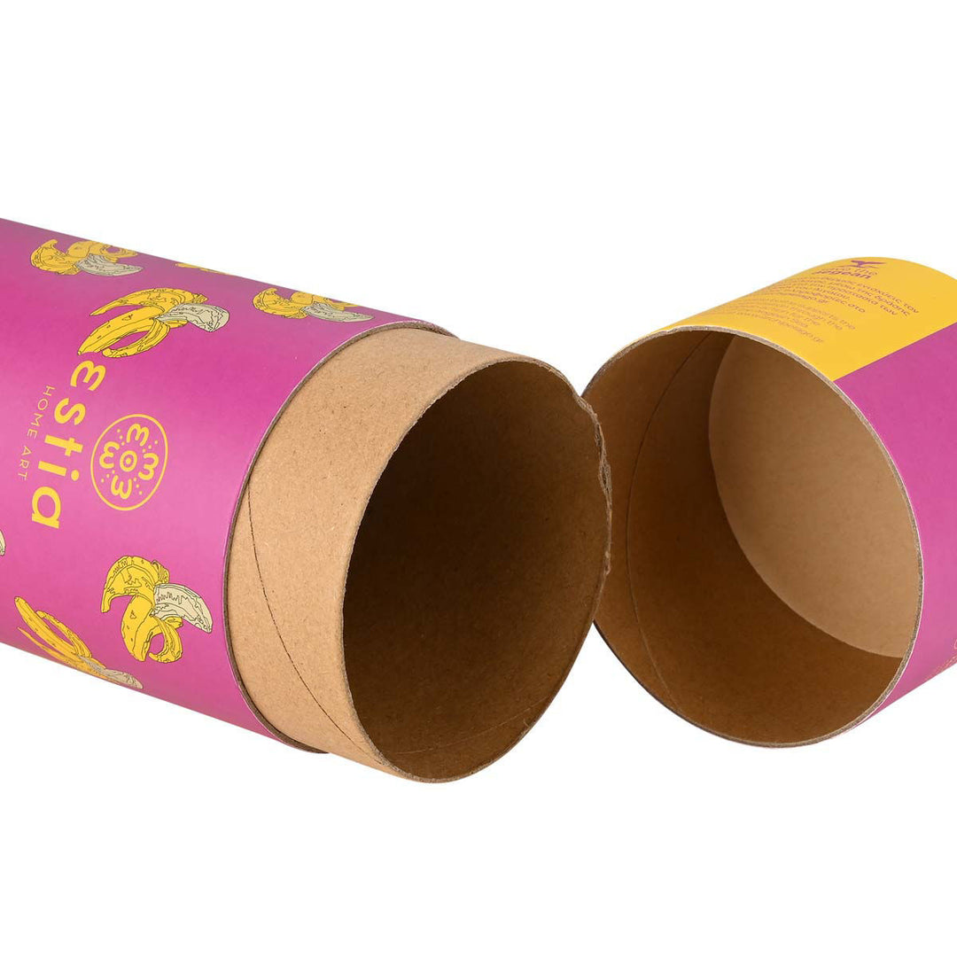 Ανοιχτή κυλινδρική συσκευασία Estia σε φούξια χρώμα με σχέδιο μπανανών και καφέ χαρτονένιο εσωτερικό, φωτογραφημένη σε λευκό φόντο.