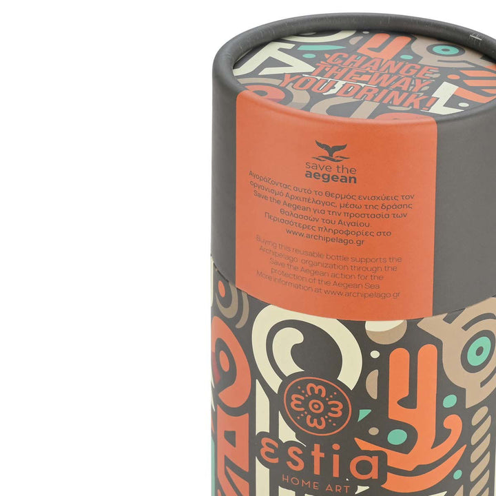 Συσκευασία Estia με μοντέρνο abstract μοτίβο και πορτοκαλί ετικέτα Save the Aegean, σε λευκό φόντο.