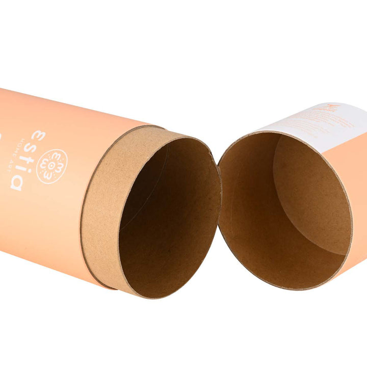 Ανοιχτή συσκευασία Estia Peach Fuzz σε παστέλ ροδακινί απόχρωση με ετικέτα Save the Aegean, σε λευκό φόντο.