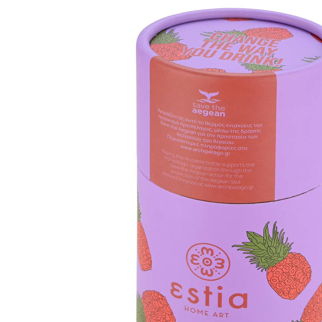 Ροζ κυλινδρική συσκευασία Estia με σχέδιο ανανάδων και πορτοκαλί ετικέτα ‘Save the Aegean’, φωτογραφημένη σε λευκό φόντο.