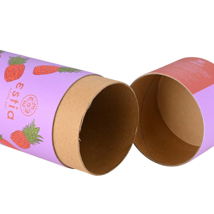 Ανοιχτή κυλινδρική ροζ συσκευασία παγουριού Estia με μοτίβο ανανάδων και καφέ χαρτονένιο εσωτερικό, φωτογραφημένη σε λευκό φόντο.