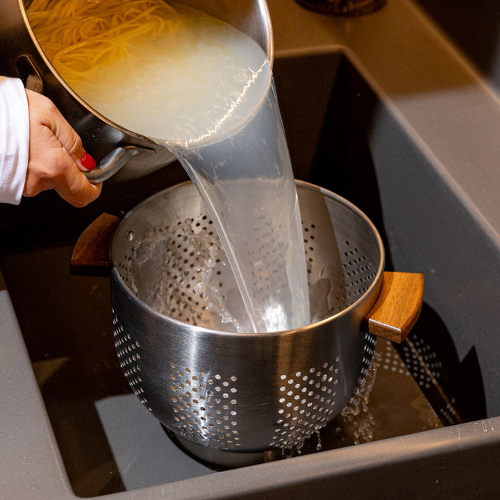 Σουρωτήρι Ζυμαρικών Ανοξείδωτο 22cm Με Ξύλινες Λαβές Allure Estia