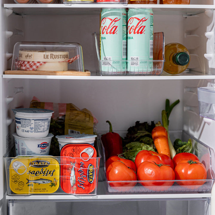 Κουτί οργάνωσης Estia τοποθετημένο σε ράφι ψυγείου μαζί με άλλα διάφανα κουτιά και τρόφιμα.