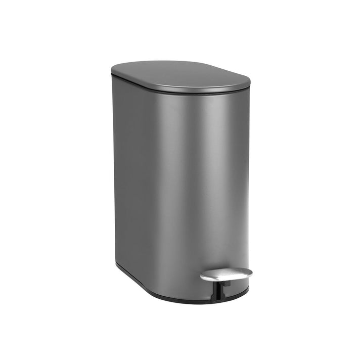 Γκρι μεταλλικός κάδος απορριμμάτων με οβάλ καπάκι και ανοξείδωτο πεντάλ, φωτογραφημένος σε λευκό φόντο.