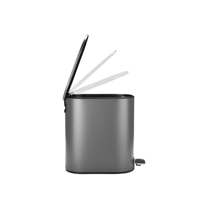 Γκρι μεταλλικός κάδος με καπάκι ανοιχτό σε διαφορετικές θέσεις, λευκό φόντο, έμφαση στο μηχανισμό καπακιού.