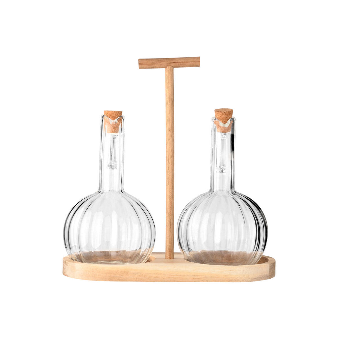 Μπροστά όψη από σετ δύο γυάλινων δοχείων για λάδι και ξύδι με στρογγυλό σχεδιασμό, φελλό στο στόμιο και ξύλινη βάση στήριξης, σε λευκό φόντο που αναδεικνύει τα φυσικά υλικά και τον κομψό σχεδιασμό.