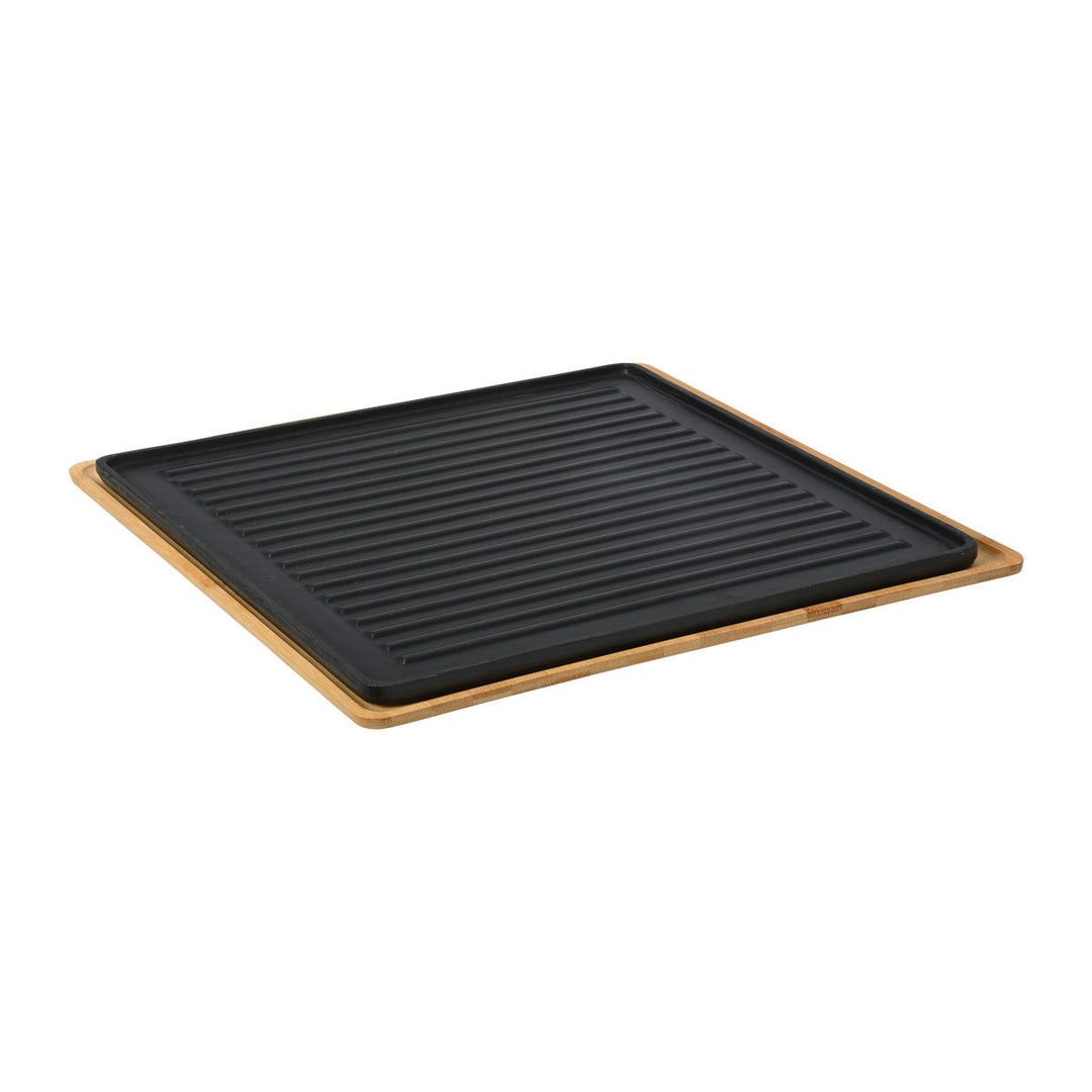 Τετράγωνη βάση από φυσικό μπαμπού, ιδανική για σερβίρισμα και προστασία επιφανειών, με κομψό minimal φινίρισμα σε ανοιχτή ξύλινη απόχρωση.