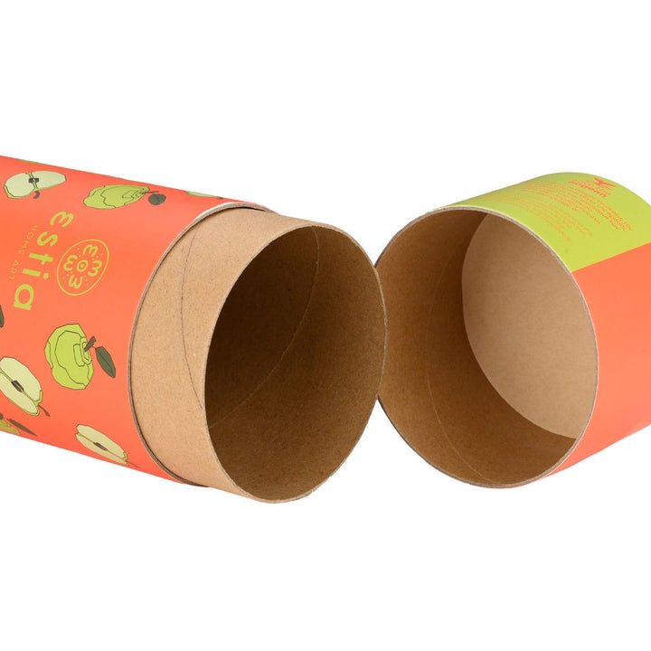 Ανοιχτή κυλινδρική συσκευασία παγουριού Estia σε κοραλί τόνο με εκτύπωση μήλων και craft εσωτερική επιφάνεια.