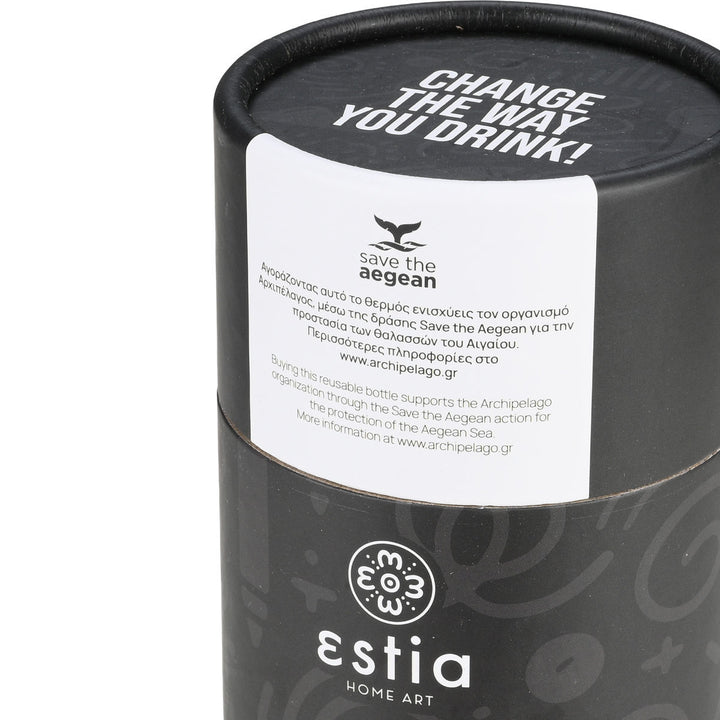 Μαύρη κυλινδρική συσκευασία Estia Home Art με λευκή ετικέτα Save the Aegean, σε ουδέτερο φόντο.
