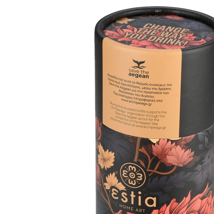 Κυλινδρική συσκευασία Estia σε σκούρο floral σχέδιο με ροζ και μπεζ λουλούδια και μπεζ ετικέτα ‘Save the Aegean’, φωτογραφημένη σε λευκό φόντο.