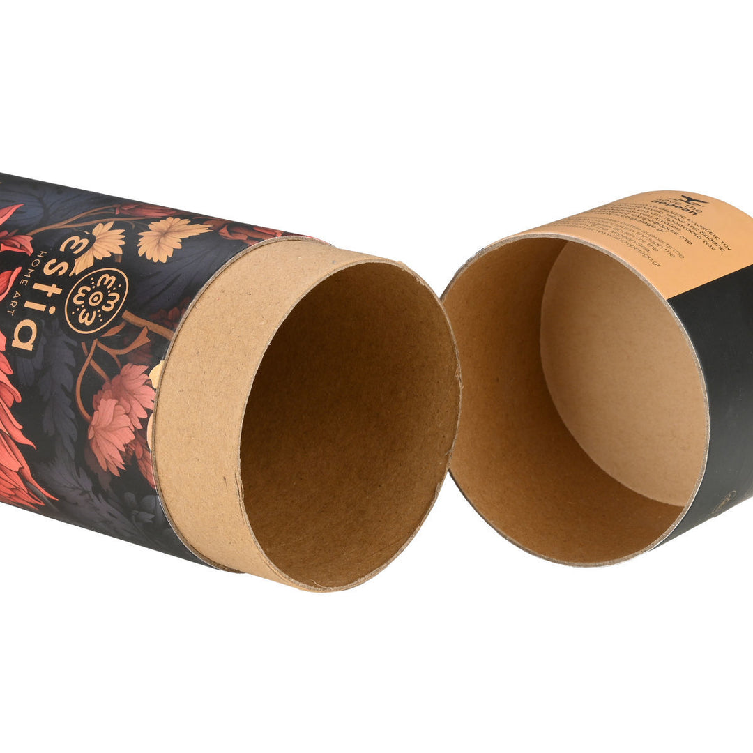 Ανοιχτή κυλινδρική συσκευασία παγουριού Estia με σκούρο floral σχέδιο εξωτερικά και καφέ χαρτονένιο εσωτερικό, φωτογραφημένη σε λευκό φόντο.
