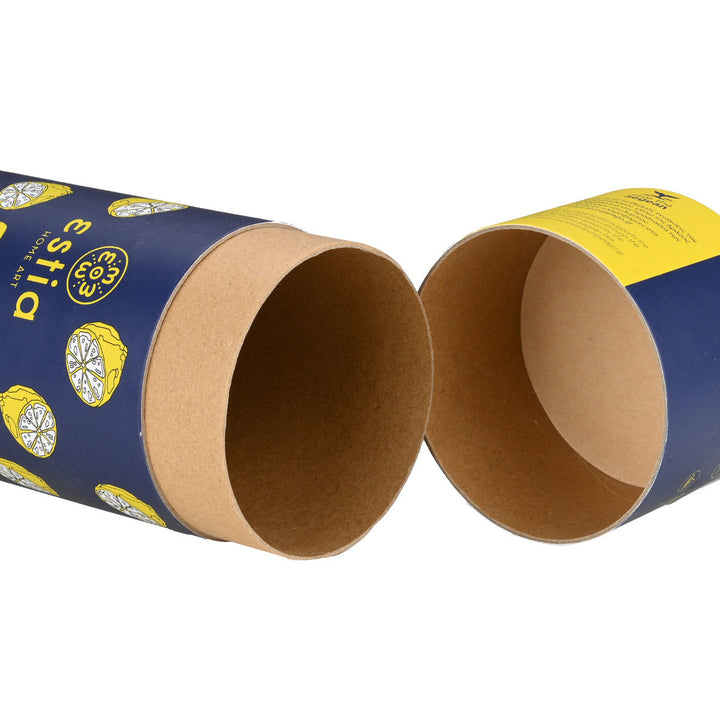 Ανοιχτή κυλινδρική συσκευασία παγουριού Estia με μπλε εξωτερικό και σχέδιο κίτρινων λεμονιών, που αποκαλύπτει το καφέ χαρτονένιο εσωτερικό, φωτογραφημένη σε λευκό φόντο.