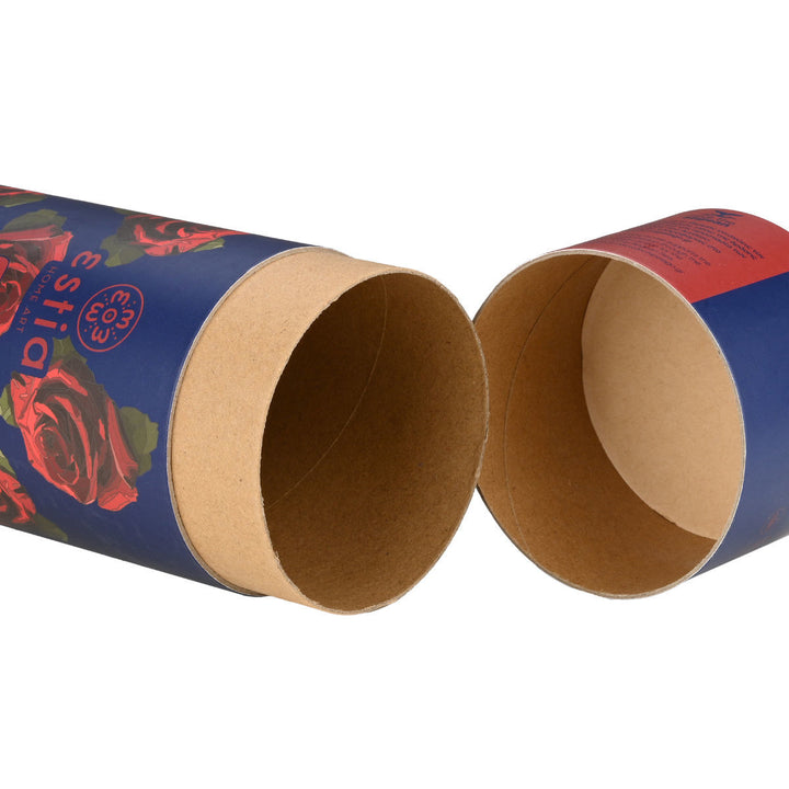 Ανοιχτή κυλινδρική συσκευασία σε μαύρο και κόκκινο floral σχέδιο με καφέ εσωτερικό χαρτόνι. Το λευκό φόντο τονίζει την αντίθεση των χρωμάτων.