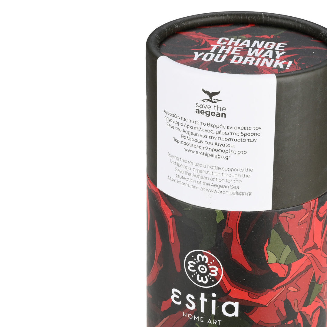 Καπάκι κυλινδρικής συσκευασίας με κόκκινα τριαντάφυλλα σε μαύρο φόντο και λευκή ετικέτα ‘Save the Aegean’ σε λευκό φόντο.