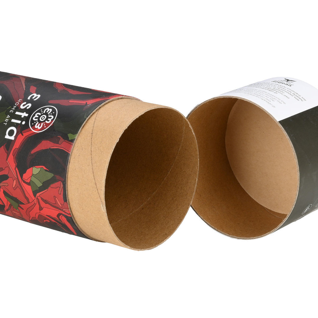 Ανοιχτή κυλινδρική συσκευασία σε μαύρο και κόκκινο floral σχέδιο με καφέ εσωτερικό χαρτόνι. Το λευκό φόντο τονίζει την αντίθεση των χρωμάτων.